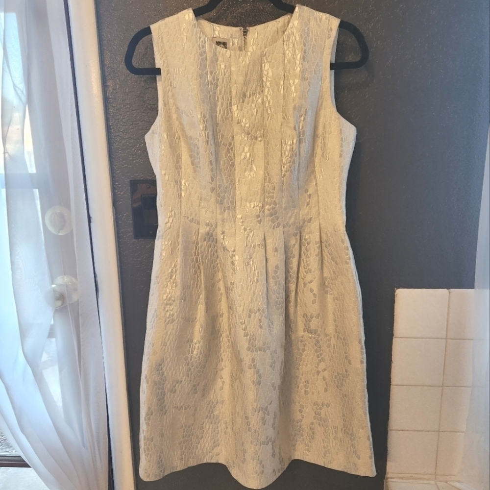 ANN Klein Sliver/White Tulip Dress pleated size 6